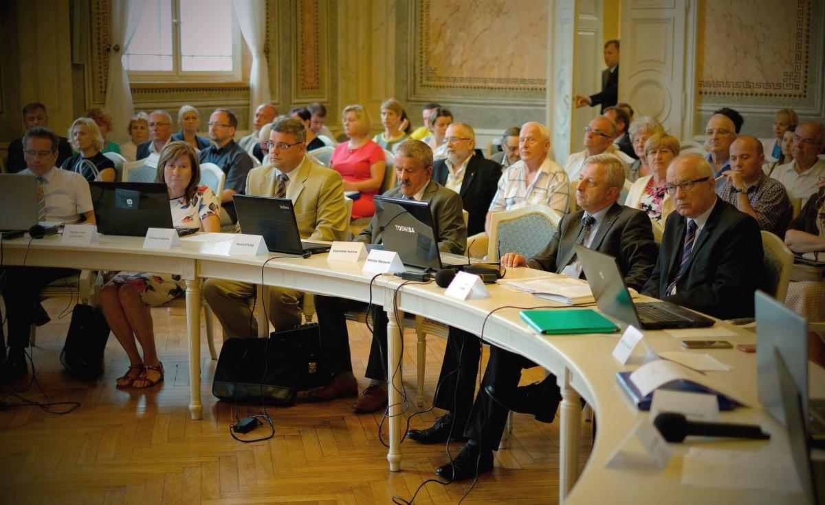 Przemyscy radni przyjęli wszystkie projekty uchwał, w tym tą najważniejszą, czyli udzielili absolutorium prezydentowi miasta Robertowi Chomie za wykonanie budżetu za 2015 r.<br/>fot.zbiory własne
