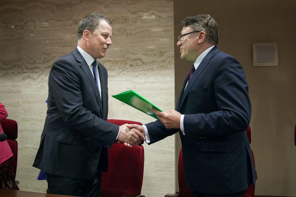 Umowy z przedstawicielami gmin i powiatów wręczał członek zarządu województwa podkarpackiego Lucjan Kuźniar (z prawej).<br/>fot.Urząd Marszałkowski