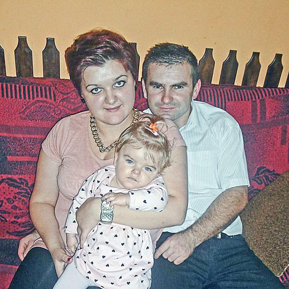 Państwo Iwona i Rafał Grządzielowie dzielnie walczą o sprawność swojej córeczki Julii.<br/>fot.Zbiory Iwony Grządziel