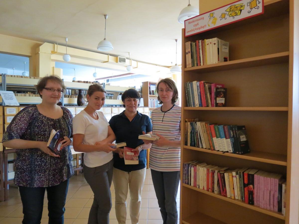 Panie z Biblioteki Pedagogicznej w Przeworsku przyznają, że dopiero za jakiś czas będzie można ocenić, czy bookcrossingowy regał cieszy się w mieście zainteresowaniem.<br/>fot.Barbara Chmura