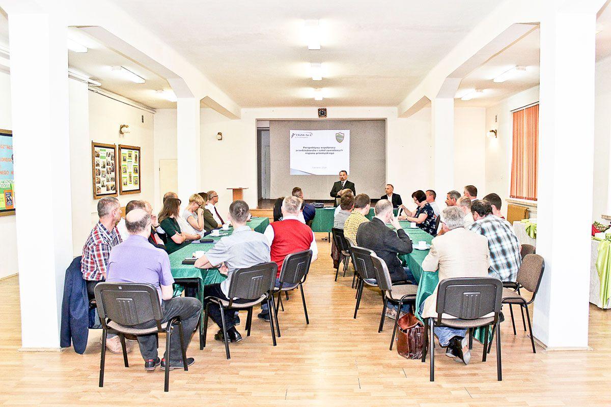 Jedną z propozycji MEN w zakresie współpracy szkół i przedsiębiorstw jest włączenie pracodawców w proces opracowywania i konsultowania podstaw programowych kształcenia w zawodach. Między innymi o tym dyskutowali uczestnicy spotkania zorganizowanego w CKUiZ nr 1.<br/>fot.archiwum CKUiZ