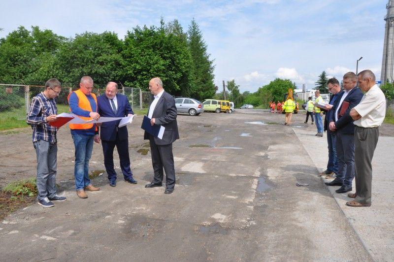 Rafał Młynarski, dyrektor wydziału infrastruktury (pierwszy z lewej) oraz Waldemar Paluch, burmistrz Jarosławia, przekazują przedstawicielowi firmy STRABAG plac budowy.<br/>fot.UM Jarosław