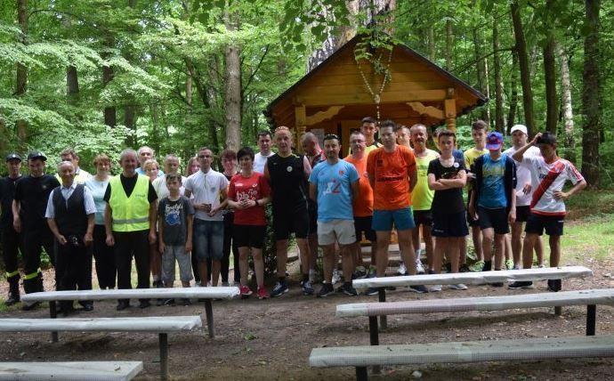 Uczestnicy biegu na półmetku.<br/>fot.UG Wielkie Oczy