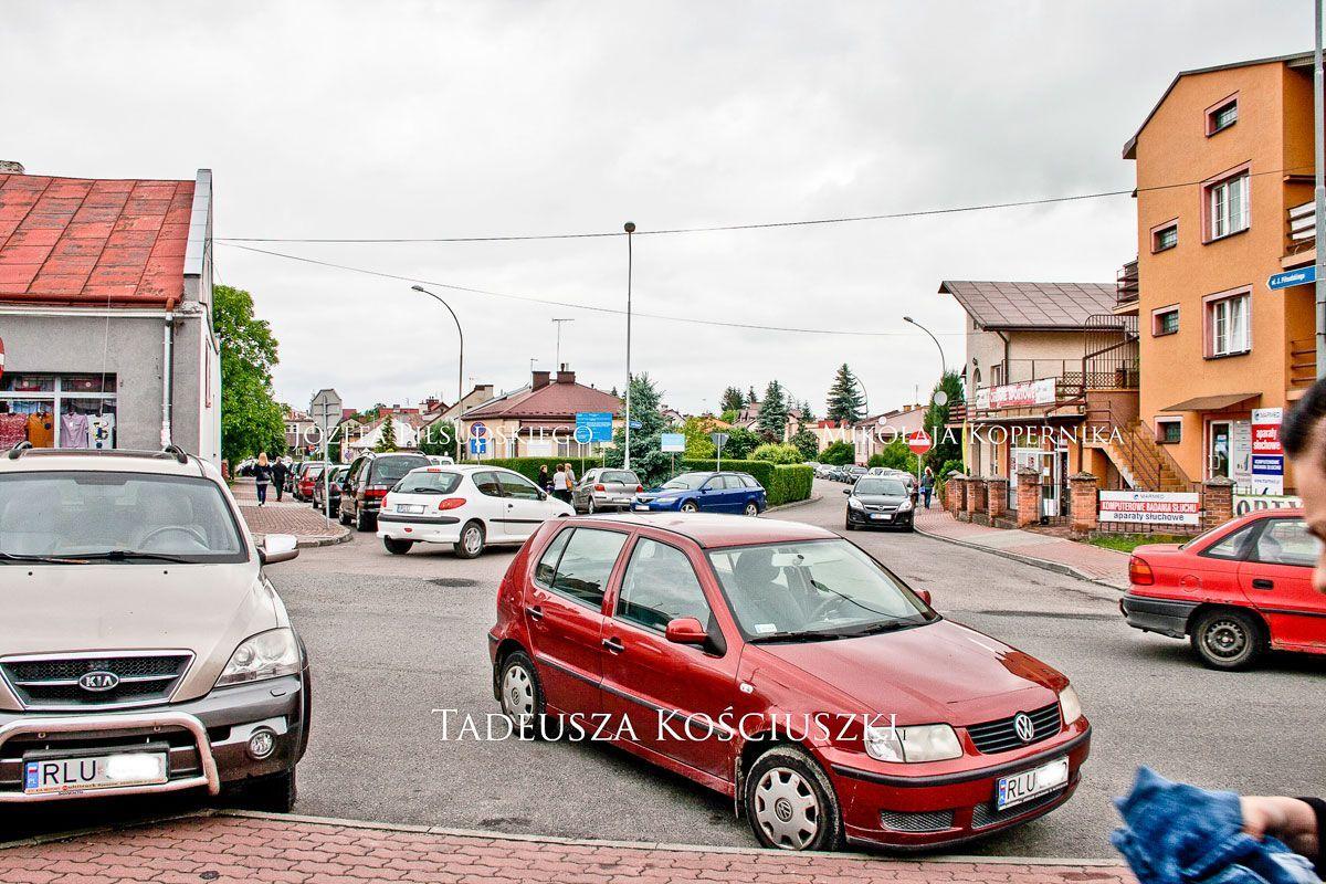 Skrzyżowanie ulic Kościuszki, Piłsudskiego i Kopernika – samochody z tej ostatniej wyjeżdżają  dosyć nagle.<br/>fot.Marcin Materniak