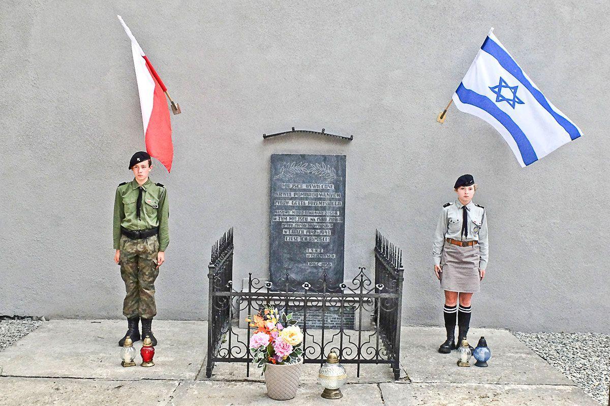 - Warta honorowa podczas ponownego odsłonięcia tablicy.  <br/>fot.Jacek Szwic