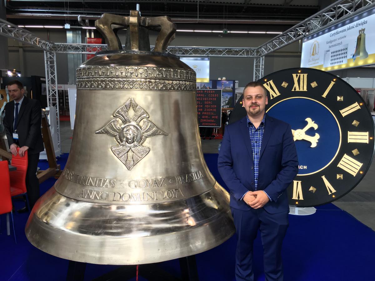 – Jesteśmy zaszczyceni, że właśnie nam przypadło w udziale wykonanie dzwonów do sanktuarium Boga Ojca Przedwiecznego w Trindade w Brazylii – mówi Piotr Olszewski (na zdjęciu), który jeden z przeznaczonych tam dzwonów prezentuje na XVII Międzynarodowej Wystawie Budownictwa i Wyposażenia Kościołów, Sz