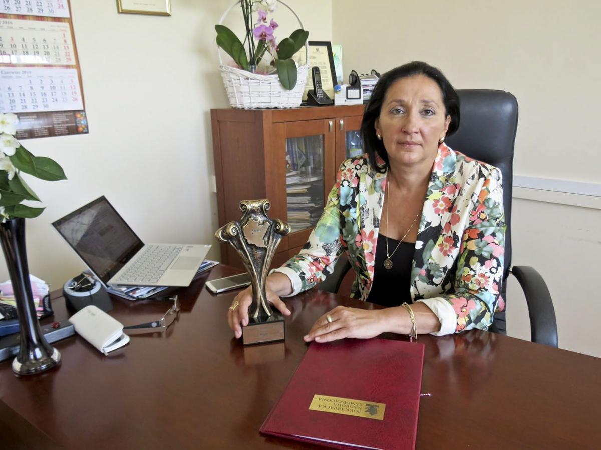 – Przyznanie nagrody było ogromnym zaskoczeniem. Dla mnie wielkim wyróżnieniem było już to, że znalazłam się wśród nominowanych – powiedziała wójt gminy Gać, Grażyna Pieniążek.<br/>fot.Barbara Chmura
