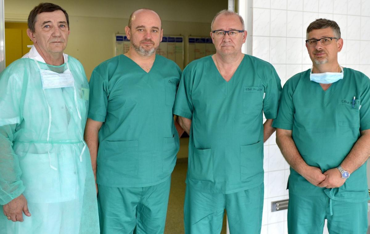 Poniedziałkowe operacje przeprowadził zespół specjalistów w składzie: (od lewej) Maciej Lewicki, Piotr Tabor, prof. Krzysztof Paśnik i Piotr Kosiorowski.<br/>fot.zbiory własne