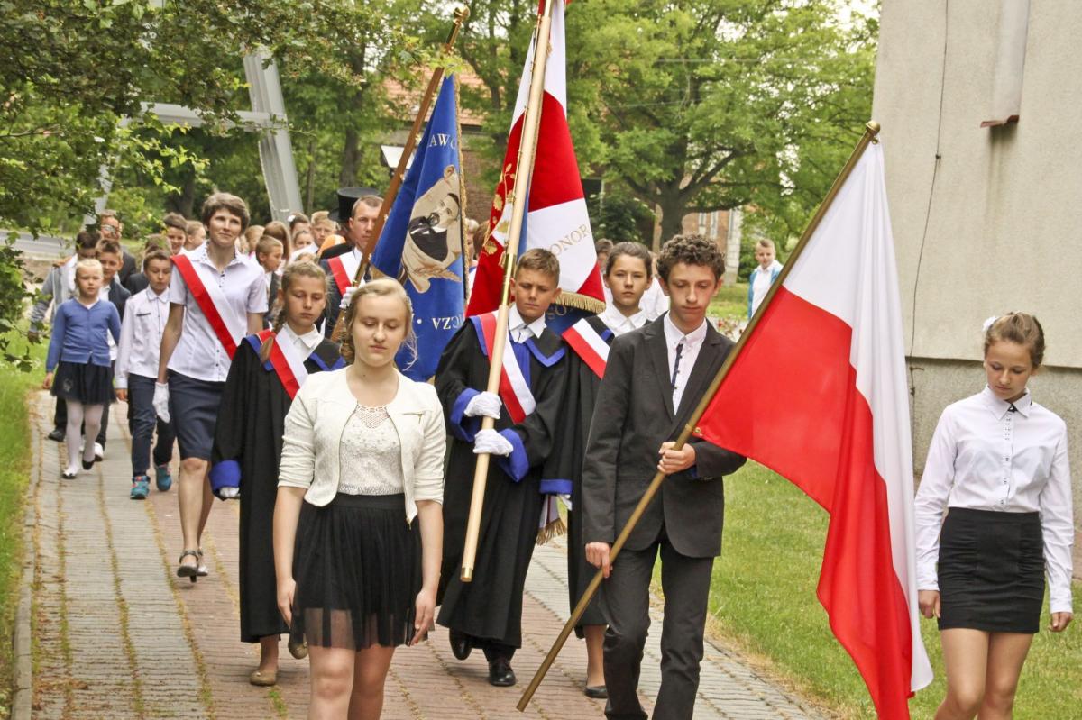 Poświęcony sztandar przeniesiono z należnym mu ceremoniałem do szkoły.<br/>fot.Roman Kijanka