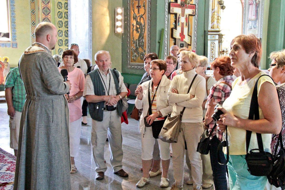 Pielgrzymi z Legnicy i Lubina z zainteresowaniem przysłuchiwali się ciekawej opowieści ks. Krzysztofa Błażejewskiego, kustosza sanktuarium.<br/>fot.Roman Kijanka