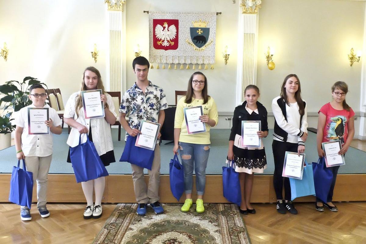  Laureaci konkursu fotograficznego „#CzytamWarto”. Od lewej: Igor Kołodziej, Anna Szkulska, Mikołaj Pipka, Sara Szkoła, Wiktoria Głuchowicz, Wiktoria Schabowska i Aleksandra Soja.   <br/>fot.Jacek Szwic