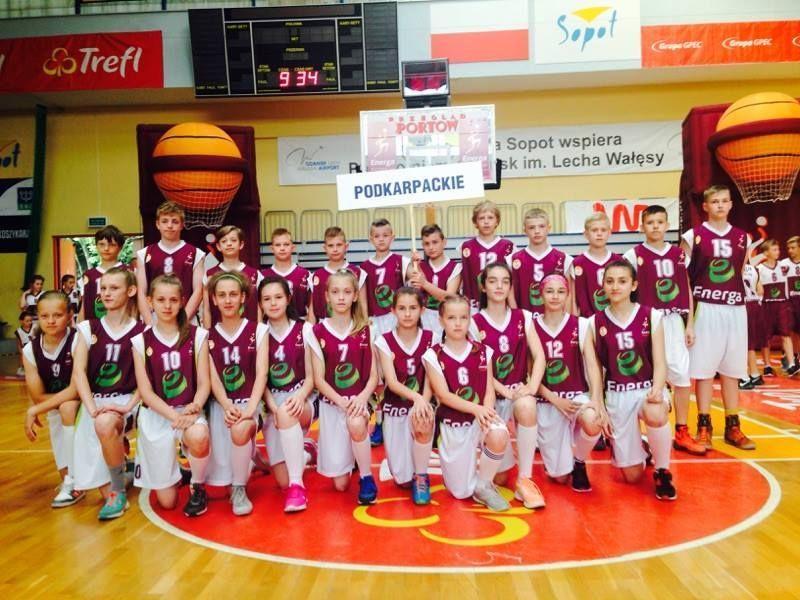 Zespoły SP 6 Przemyśl wśród dziewcząt i SP 14 Przemyśl wśród chłopców reprezentowały Podkarpacie na nieoficjalnych Mistrzostwach Polski U13 w koszykówce.<br/>fot.www.energabasketcup.pl