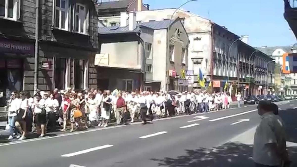 2015 r. Uroczysty pochód ukraińskiej społeczności Przemyśla na cmentarz przy ul. Kasztanowej.<br/>fot.www.youtube.com