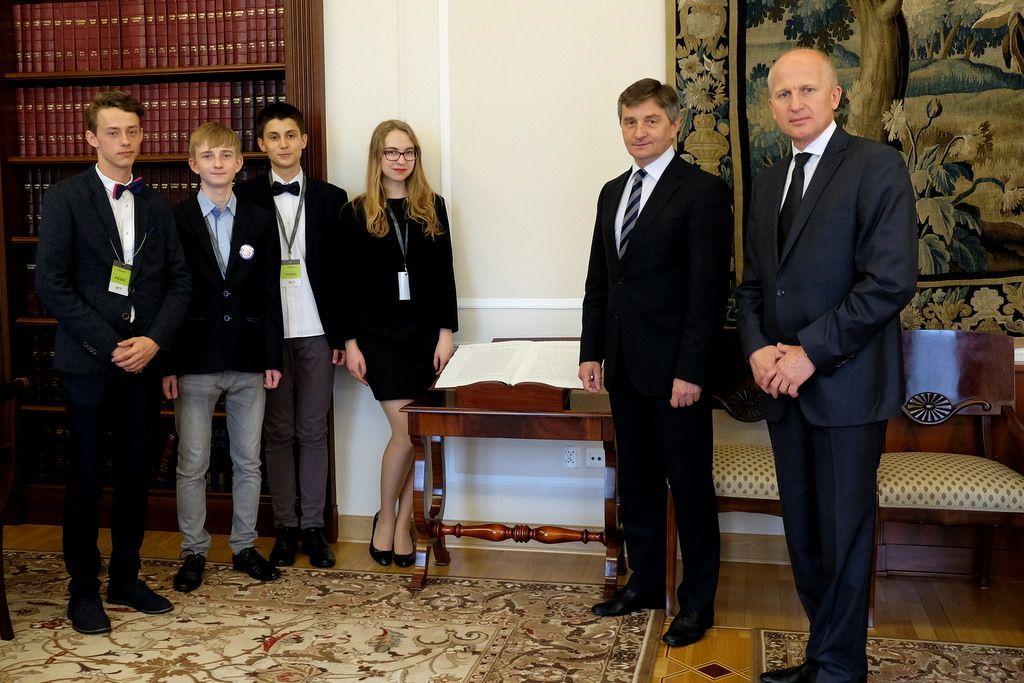 W gabinecie marszałka Sejmu RP przy kopii Konstytucji 3 Maja. Stoją od lewej: Mateusz Bielech, Jakub Kowalczyk, Wojciech Bardziński, Julia Szczęsna, marszałek Sejmu RP Marek Kuchciński oraz dyrektor I LO Tomasz Dziumak.<br/>fot.ze zbiorów I LO Przemyśl