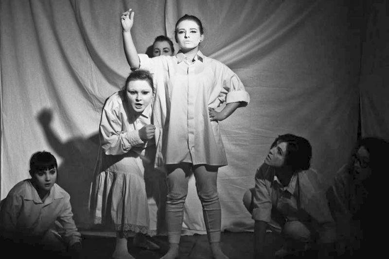 „Juwenilia – czyli jak skończyć w pięknym szaleństwie” docenione na festiwalu kantorowskim. <br/>fot.ze zbiorów Teatru Plaster