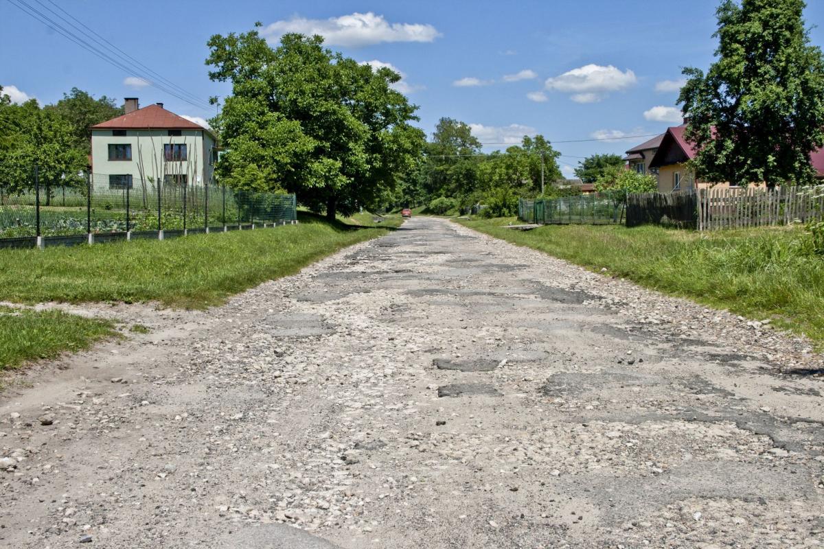 Tak wygląda nieremontowana droga powiatowa.<br/>fot.Marcin Materniak