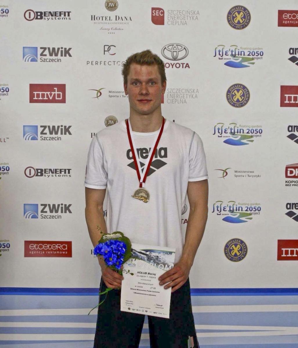 Maciej Hołub zdobył mistrzostwo Polski seniorów i młodzieżowców na dystansie 50 m stylem klasycznym. <br/>fot.maciejholob.blog.pl