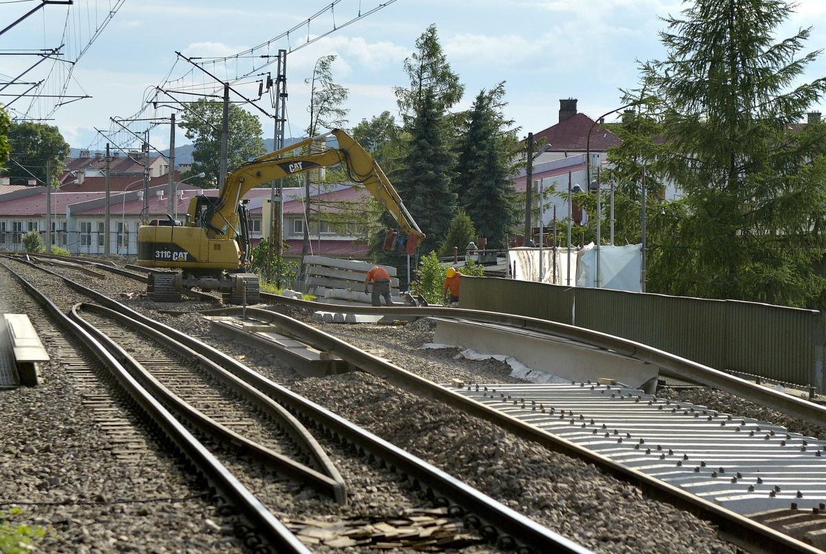 PKP Polskie Linie Kolejowe remontują m.in. wiadukt kolejowy nad ulicą Borelowskiego w Przemyślu.<br/>fot.zbiory własne