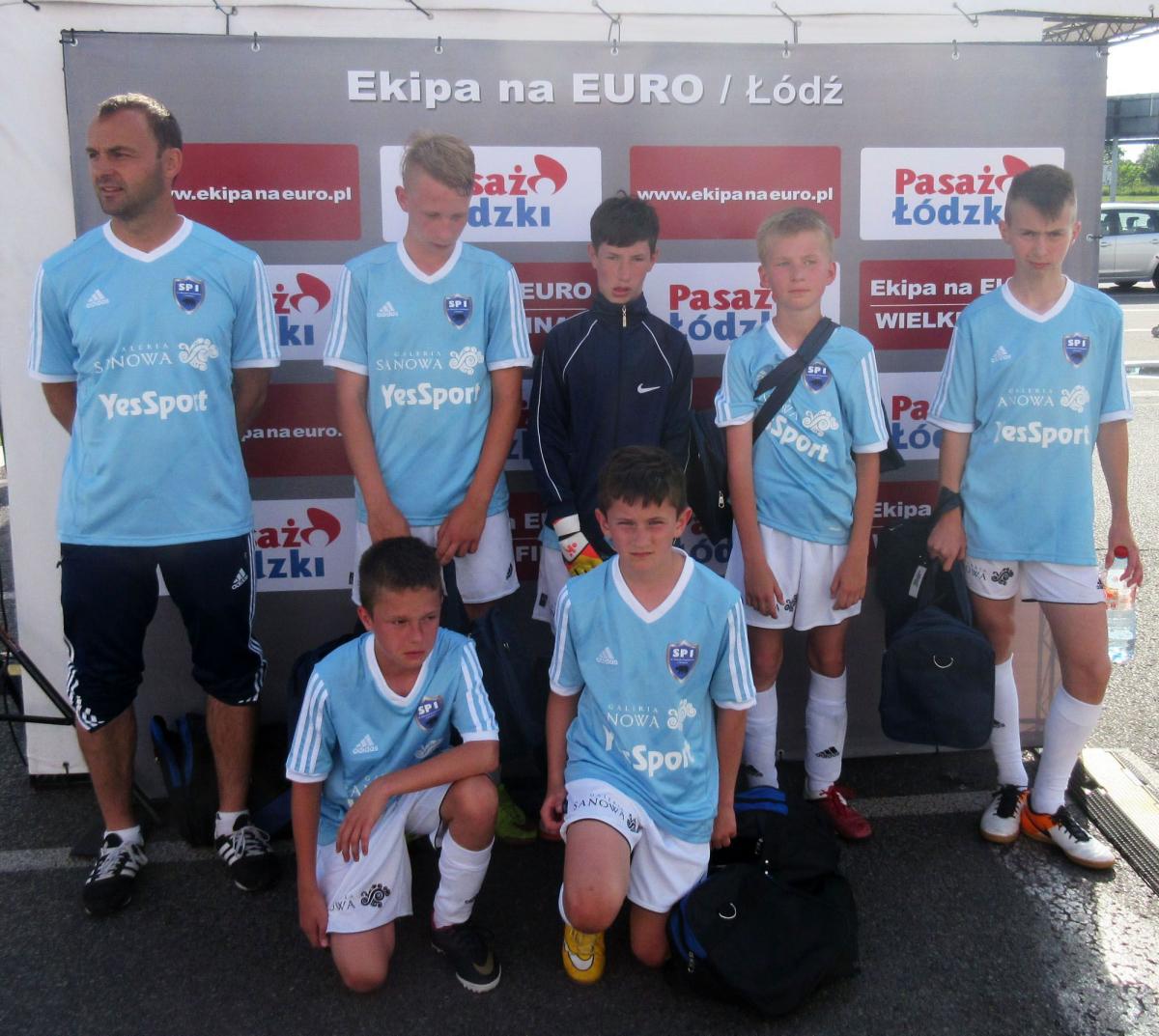 Reprezentacja SP 1 Przemyśl zajęła 4. miejsce w finale ogólnopolskiego turnieju piłki nożnej „Ekipa na Euro”, rozegranym w Łodzi.<br/>fot.ze zbiorów własnych
