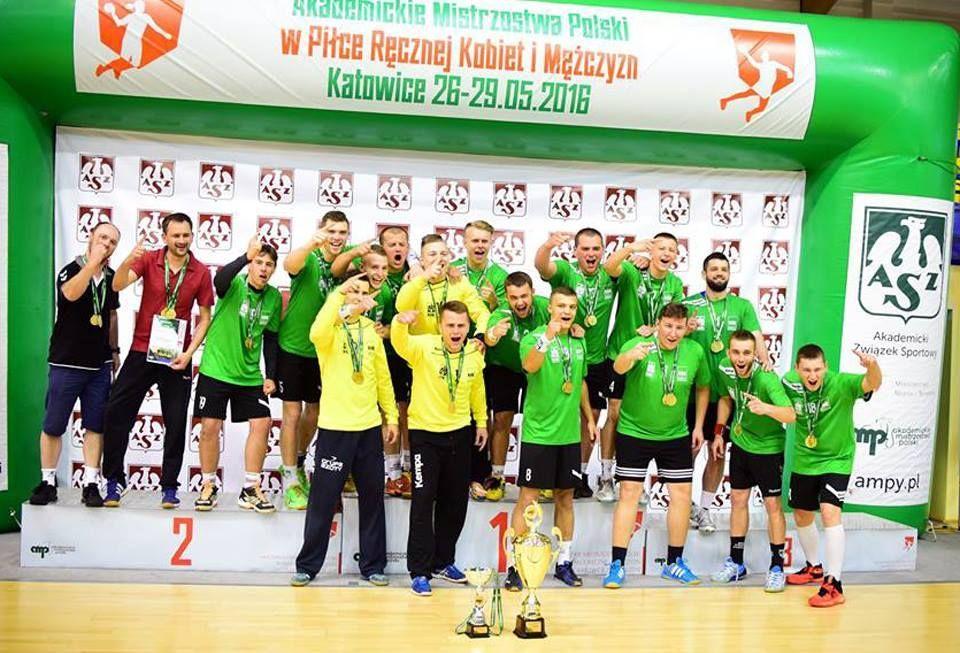 Reprezentacja KU AZS Uniwersytetu Rzeszowskiego została akademickim mistrzem Polski. Trzon zespołu stanowili szczypiorniści SRS Czuwaju Przemyśl i SPR Tarnów.<br/>fot.ze zbiorów własnych