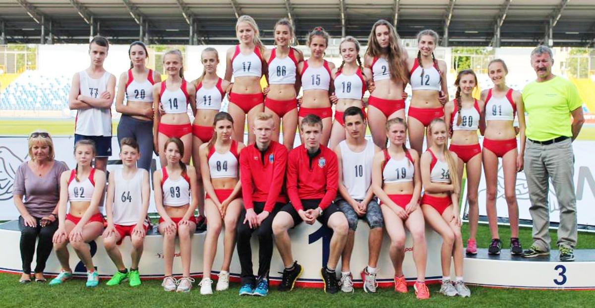 Reprezentacja Uczniowskiego Klubu Sportowego <i>Tempo 5</i>.