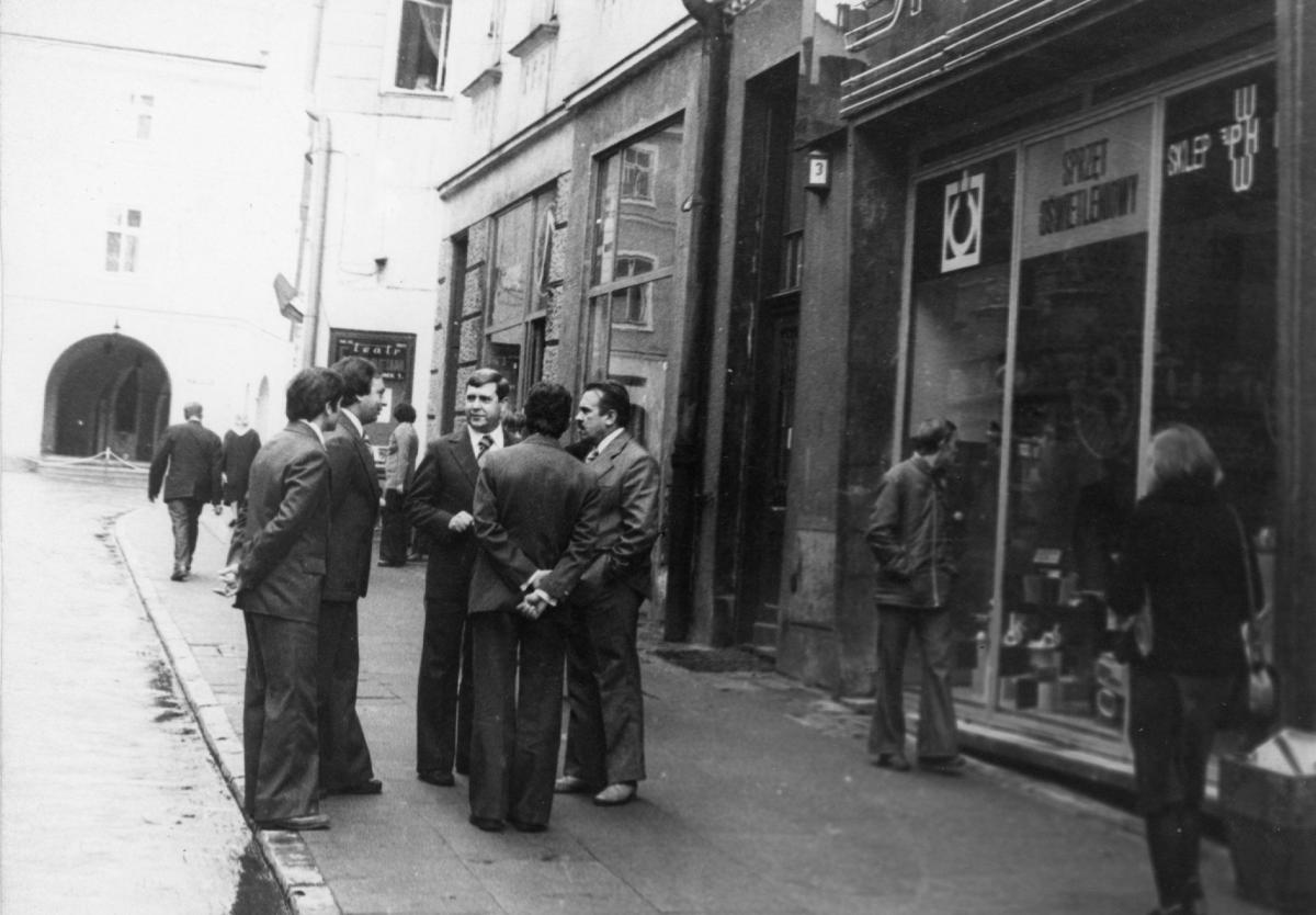 Rok. 1978, ul. Franciszkańska. W tle sklep firmowy 22 lipca E. Wedel. Na zdjęciu: Bogusław Łabuda, prezes PSS, od drzwi Julek Gletner – WPHW,
Zdzisław Cichocki – wojewoda przemyski, z tyłu Henryk Hass – dyrektor
WHiU, Minister Adam Kowalik w środku.<br/>fot.ze zbiorów Henryka Hassa