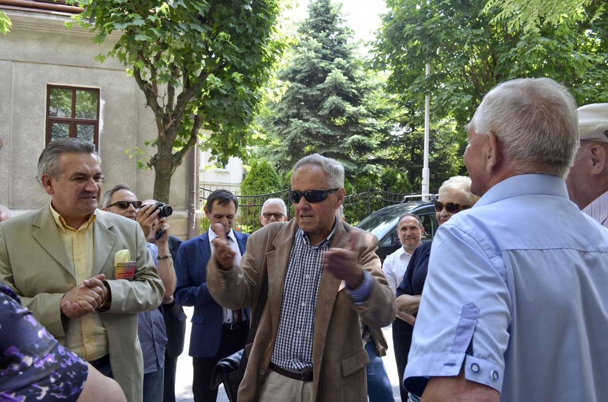 Wiele osób, m.in. Mieczysław Nyczek, przyniosło na spotkanie zdjęcia robione przed laty. Pierwszy z lewej jeden z pomysłodawców Parafiady Jan Nowakowski.<br/>fot.Aleksandra Białoń