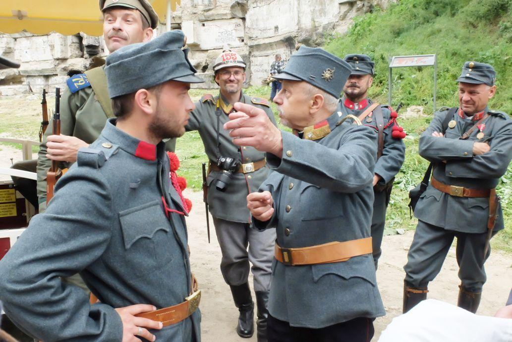 Dowódca Grupy Rekonstrukcji Historycznych „Artyleria” Jerzy Śliwka wydawał rozkazy swoim podwładnym.<br/>fot.Jacek Szwic