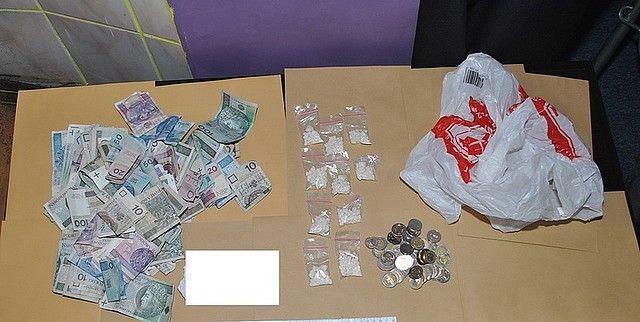W wyniku przeszukania lokalu funkcjonariusze znaleźli 140 g narkotyków oraz pochodzące prawdopodobnie z ich sprzedaży pieniądze.<br/>fot.KMP Przemyśl