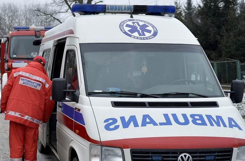 Po przyjeździe na miejsce karetki pogotowia obie poszkodowane w zdarzeniu osoby przewieziono do szpitala.<br/>fot.zbiory własne