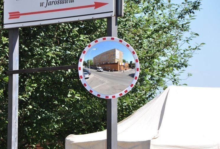 Nowe lustra mają zapewnić poprawę bezpieczeństwa na ulicach miasta. <br/>fot.UM Jarosław