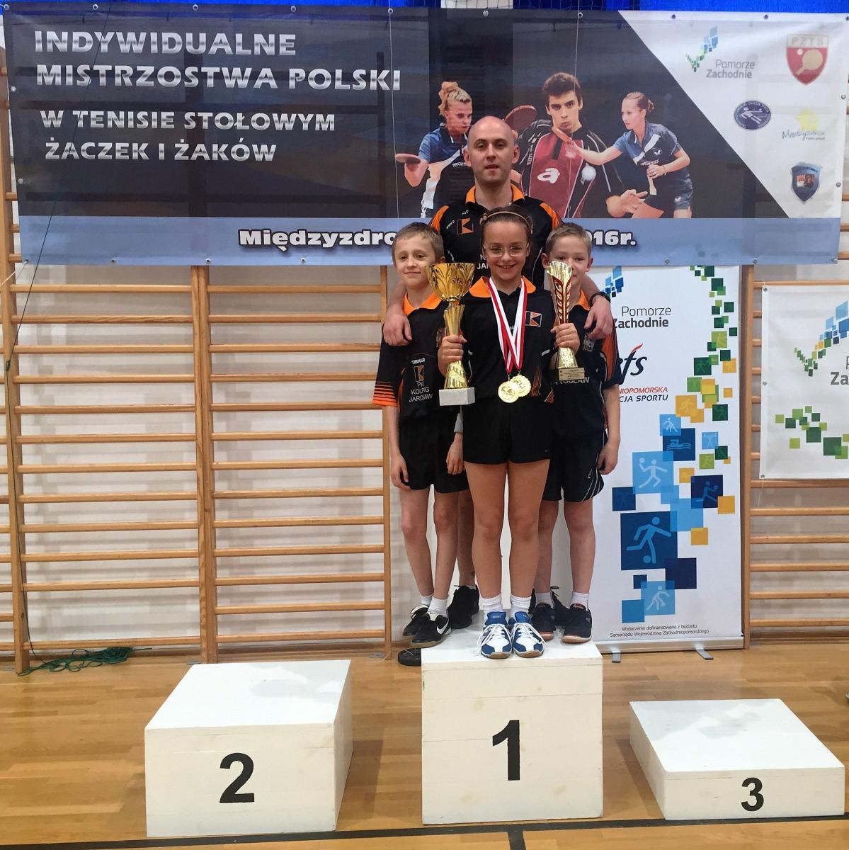 Anna Brzyska (w środku) z Kolpinga FRAC Jarosław kapitalnie spisała się podczas Mistrzostw Polski Żaczek w Międzyzdrojach, zdobywając dwa złote medale. Z tyłu jej trener Łukasz Adamski.<br/>fot.ze zbiorów własnych