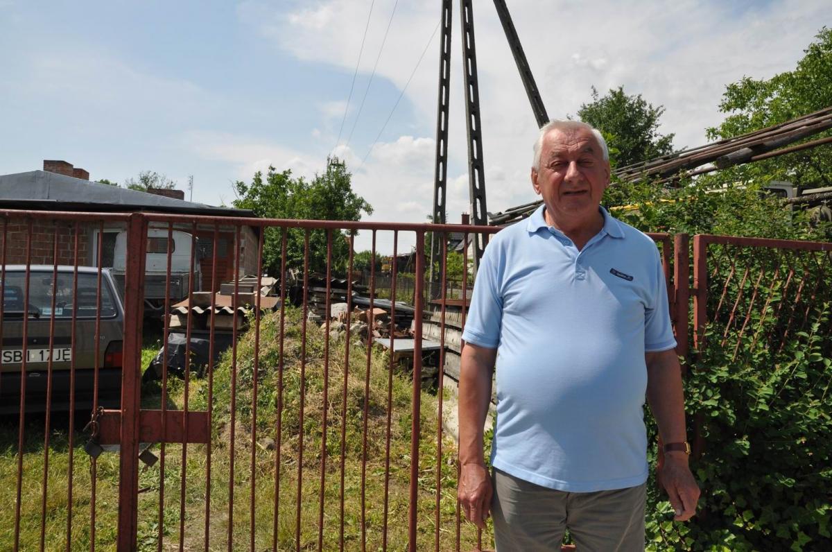 Stacja transformatorowa ma się znajdować w miejscu, gdzie teraz stoi słup sieci energetycznej. – Obok stoi mój dom – mówi Adam Bystrzycki.<br/>fot.Paweł Bugira