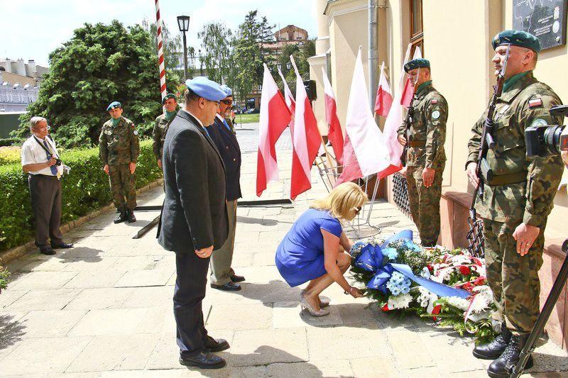 Kwiaty pod tablicą upamiętniające żołnierzy z jarosławskiego garnizonu, uczestniczących w misjach ONZ, złożyli przedstawiciele służb mundurowych.<br/>fot.UM Jarosław
