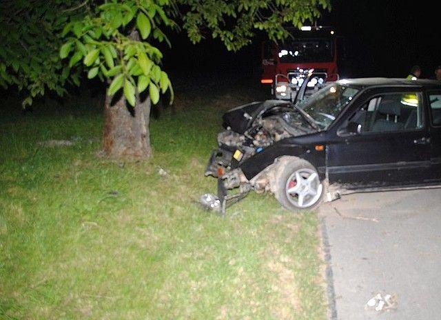 W wyniku uderzenia obrażeń doznali kierujący i dwaj pasażerowie.<br/>fot.arch. KPP Jarosław