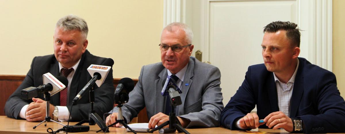 Władze miasta podczas konferencji prasowej. Od lewej: Janusz Hamryszczak (PiS), Robert Choma i Robert Bal (Porozumienie dla Przemyśla).<br/>fot.Mariusz Godos