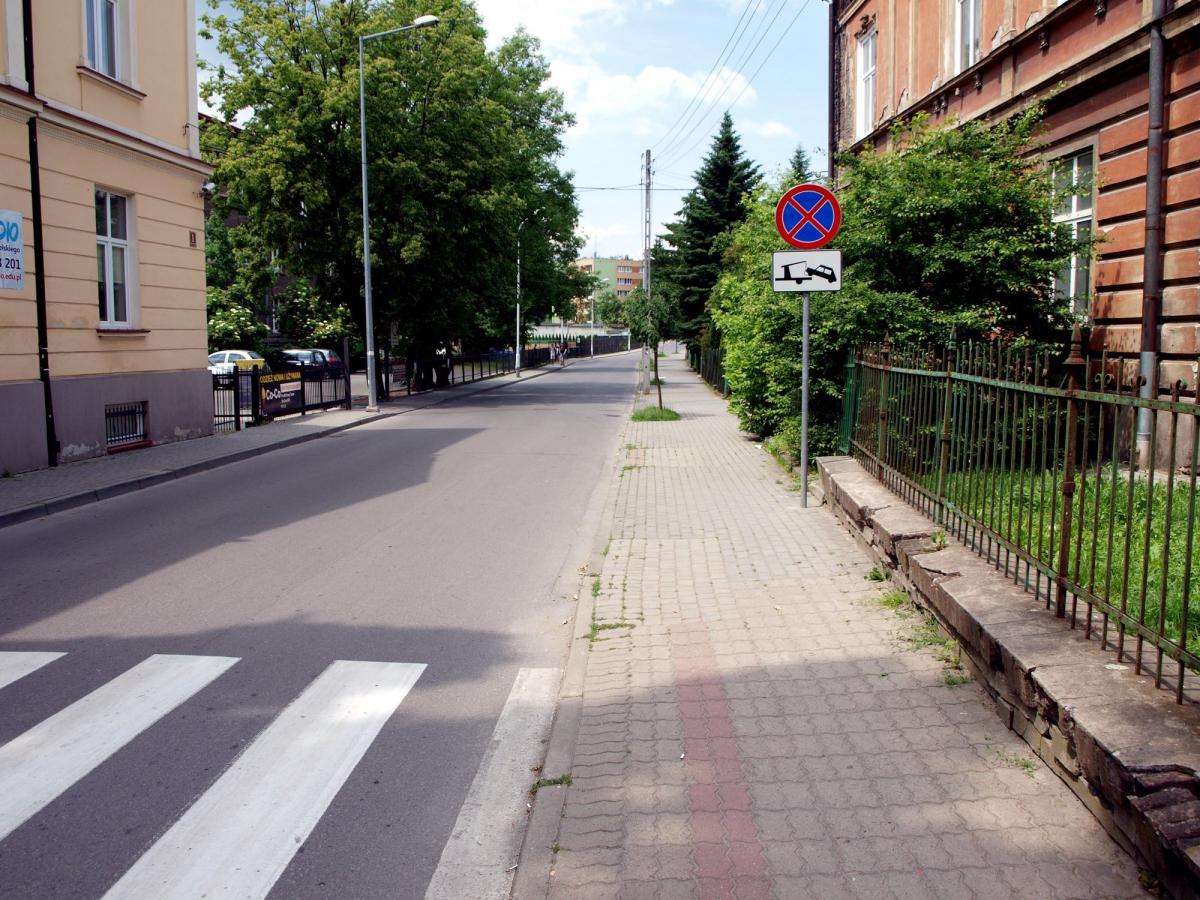 Znak zakazu zatrzymywania się przy wjeździe w ulicę Noskowskiego od ulicy Świętego Jana jest uzasadniony, bo parkujące tam samochody blokowały prawy pas, co zagrażało bezpieczeństwu i pieszych, i kierowców. Natomiast drugi znak, który stanął wyżej, bardzo utrudnia życie mieszkańcom.<br/>fot.Mariusz 