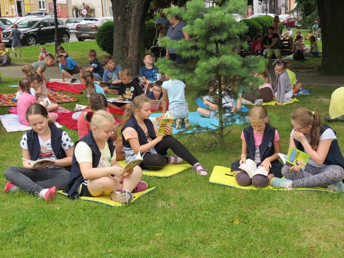 Uczestnicy happeningu czytali książki swoje lub te wypożyczone w bibliotece.<br/>fot.Barbara Chmura