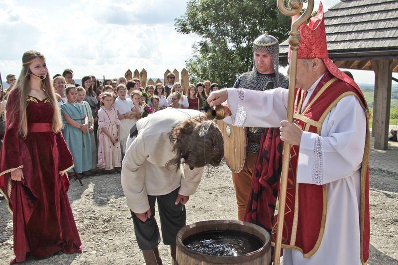 W symbolicznym chrzcie uczestniczyli niemal wszyscy zgromadzeni.<br/>fot.Roman Kijanka