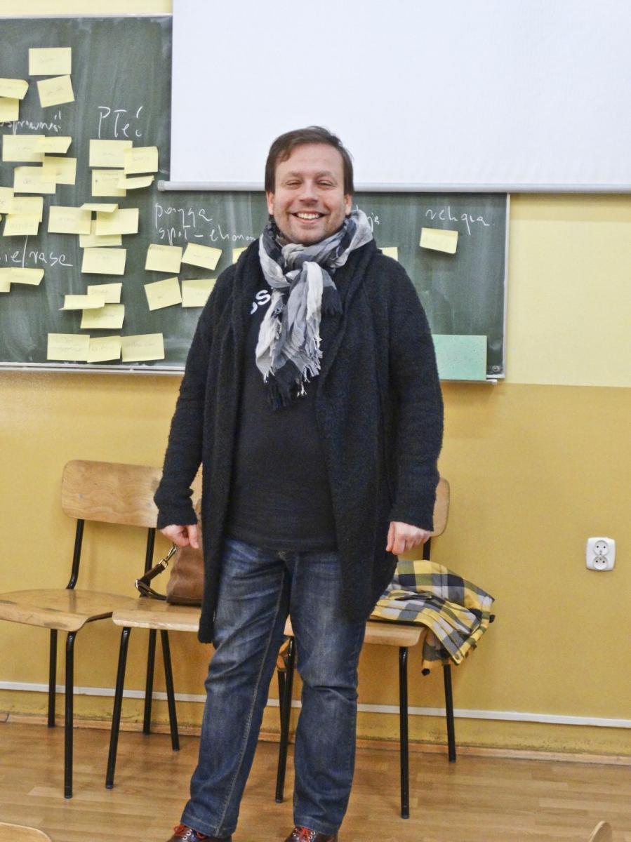Arkadiusz Walczak, historyk, kulturoznawca i trener edukacji obywatelskiej opowiadał o roli tolerancji oraz pokazywał, jak ważne są działania antydyskryminacyjne.<br/>fot.Archiwum ZSTiO
