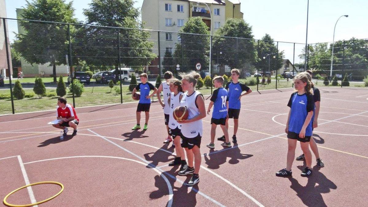 Podczas spartakiady uczniowie nie tylko rywalizowali, ale również dobrze się bawili.<br/>fot.MOSiR Przeworsk