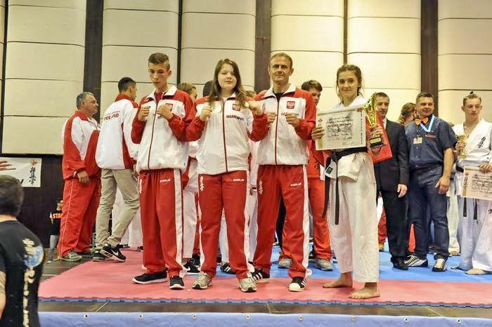 Przeworscy karatecy ze swoim senseiem Dariuszem Walasem.<br/>fot.UM Przeworsk