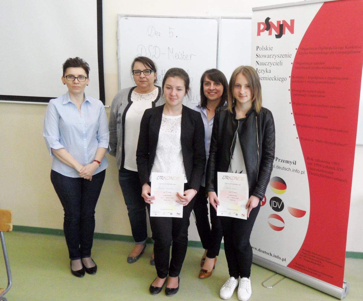Zdobywczynie 1. i 2. miejsca w konkursie potwierdzającym znajomość języka niemieckiego na rozszerzonym poziomie.