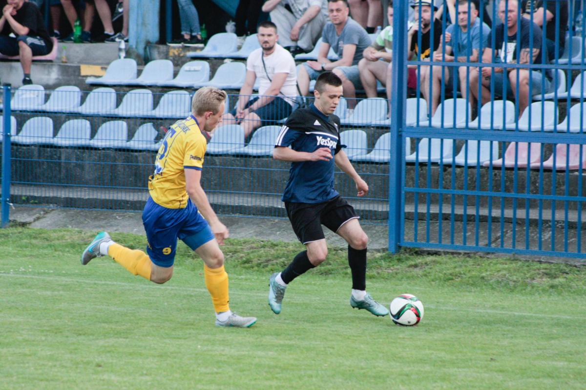 Kacper Rop (z prawej) w 85. min mógł zupełnie pogrążyć rzeszowian, ale przegrał pojedynek z Kaszubą. Mimo to mógł z partnerami cieszyć się ze zdobycia Pucharu Polski na szczeblu wojewódzkim.<br/>fot.Kamil Krukiewicz