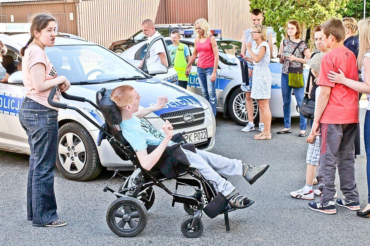 Dla dzieciaków dużą frajdą było wejście do radiowozu.<br/>fot.Jacek Szwic