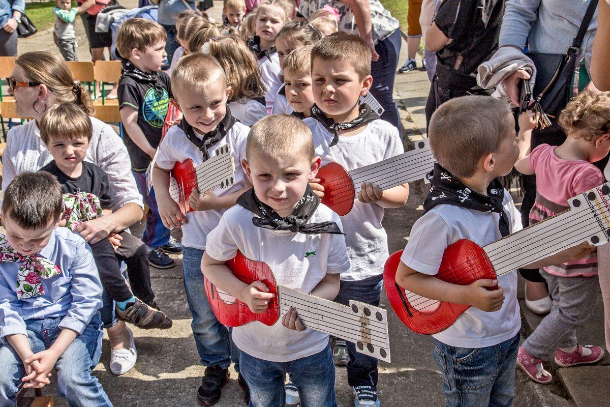W części artystycznej dzieciaki ubrane w barwne stroje zaprezentowały swoje talenty.<br/>fot.Kamil Jacek Zarański