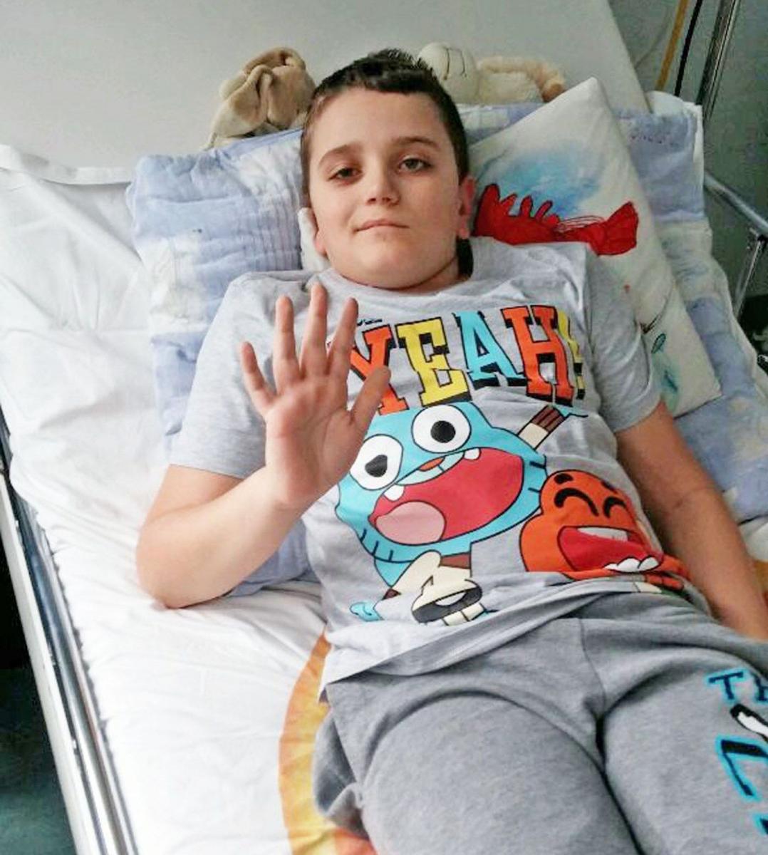 Szpital i dom to praktycznie jedyne miejsca, w których w ostatnich miesiącach przebywa Szymon. Ze względu na leczenie chłopiec nie może uczęszczać do szkoły ani wychodzić na podwórko.<br/>fot.archiwum rodzinne
