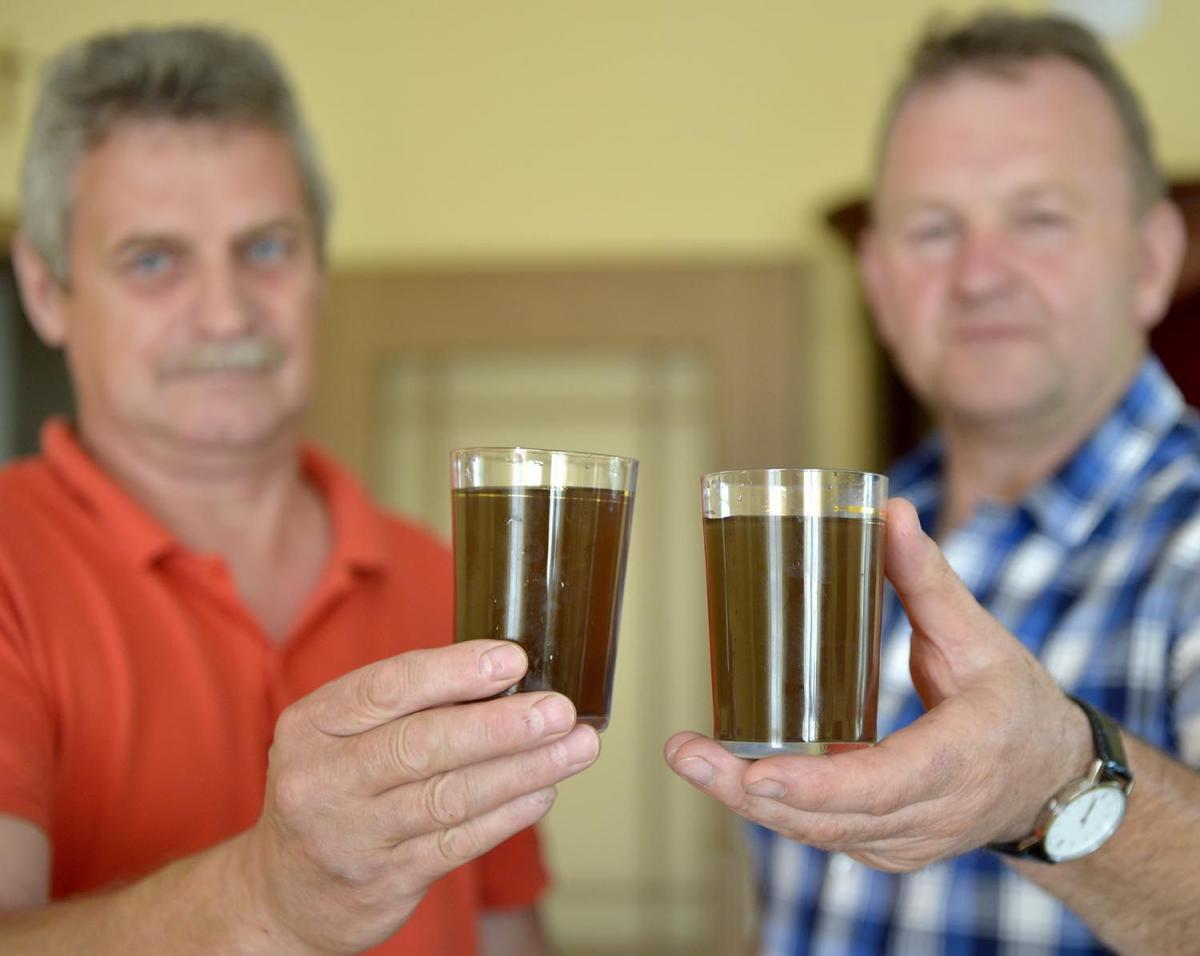 – Czasami z naszych kranów płynie woda, która bardziej przypomina kawę – mówią Ryszard Granda (z lewej) i Marian Żywczak.<br/>fot.zbiory własne