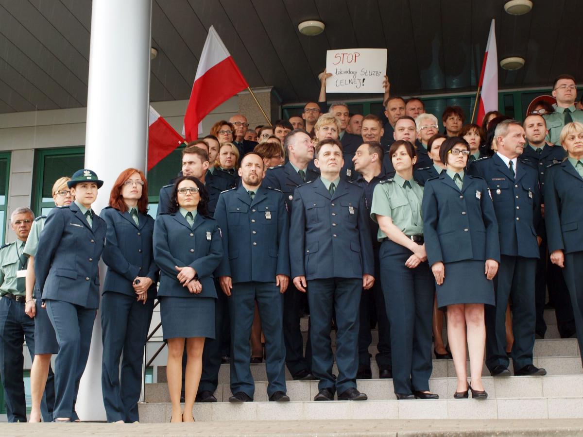 2 czerwca br. pikietę zorganizowali pracownicy Izby Celnej i Urzędu Celnego w Przemyślu. Kilkadziesiąt osób – w czasie przerwy śniadaniowej – wyszło przed budynki przy ulicy Sieleckiej i Zacisznej z transparentami i biało-czerwonymi flagami.<br/>fot.Mariusz Godos