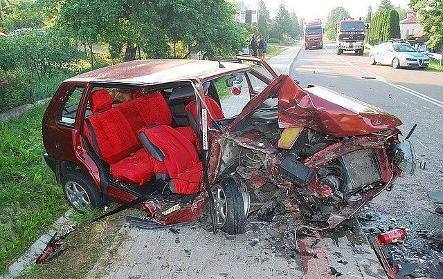 Wrak jednego z samochodów.<br/>fot.KMP Przemyśl